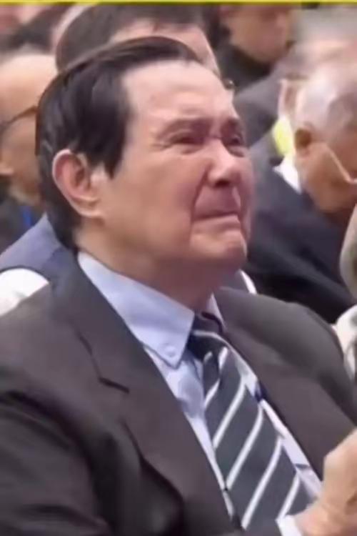 一般当官的首秀致辞，不都是捧着稿子念吗？句与句之间卡壳都不新鲜，更别说有什么感染