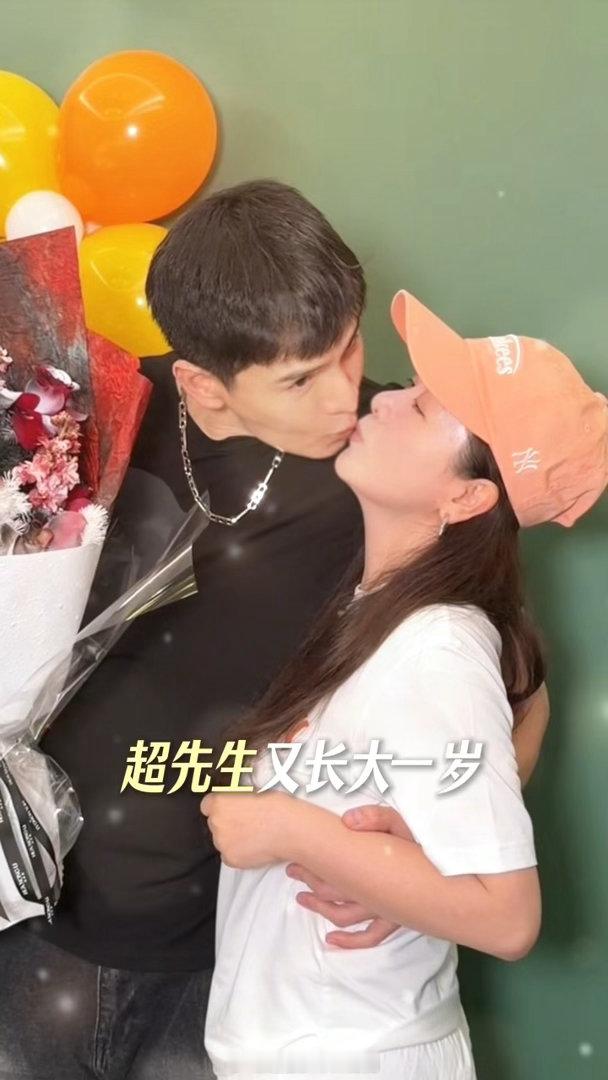 小李琳收工第一件事是给经超庆生内娱真夫妻的糖永远吃不腻！小李琳收工直奔庆生现场