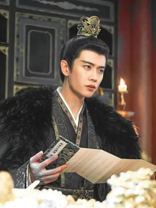 1.任嘉伦当演员之前在机场上过几个月班，因为太帅了上班第一天就出名了，不少单身的