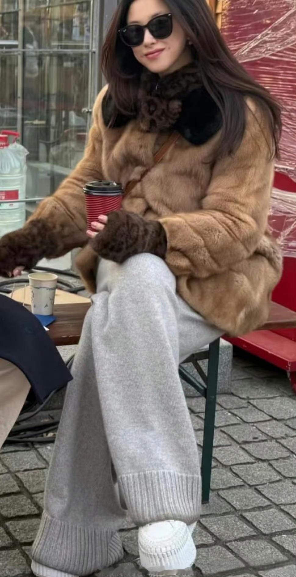 原来女明星朱珠裤子的裤脚也会脏，我每条裤子裤脚脏不忍心看。