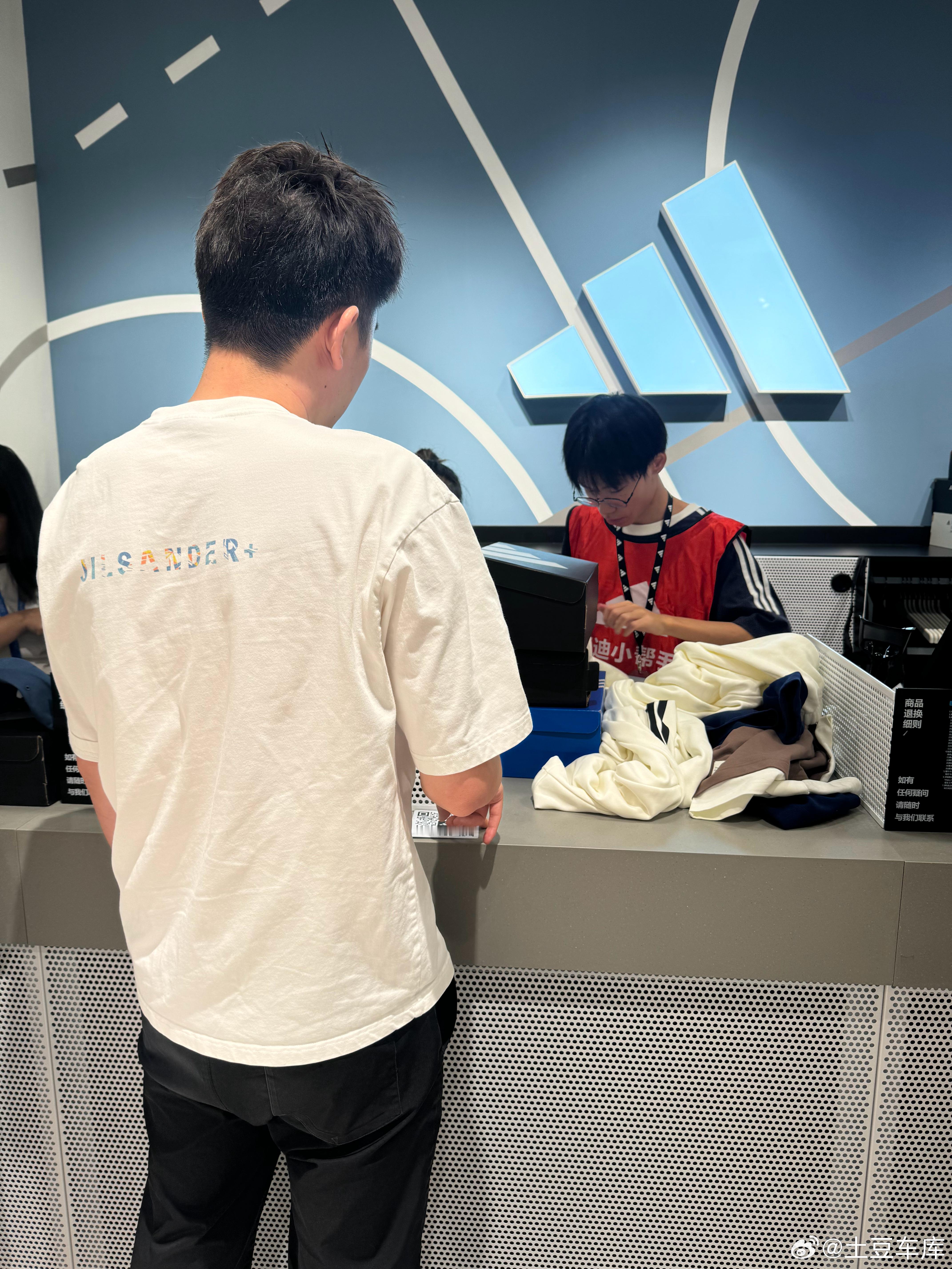 感谢我兄弟看我穿的太糟蹋请我买套新衣服[？？？]​​​