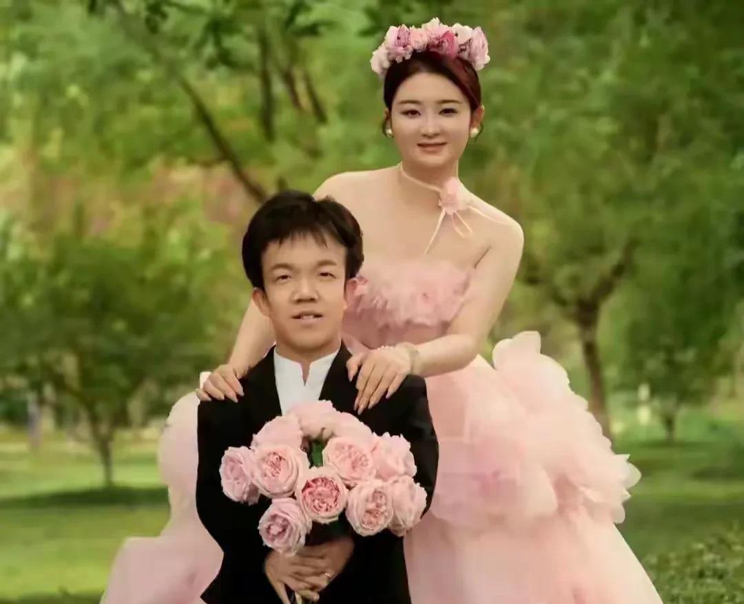爱情来了挡不住的。河北无极县一男子身高120，娶了一个如花似玉的老婆。他俩来自一