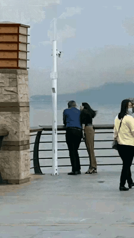 这俩个是情侣，还是私人约会，谁能看的出来。