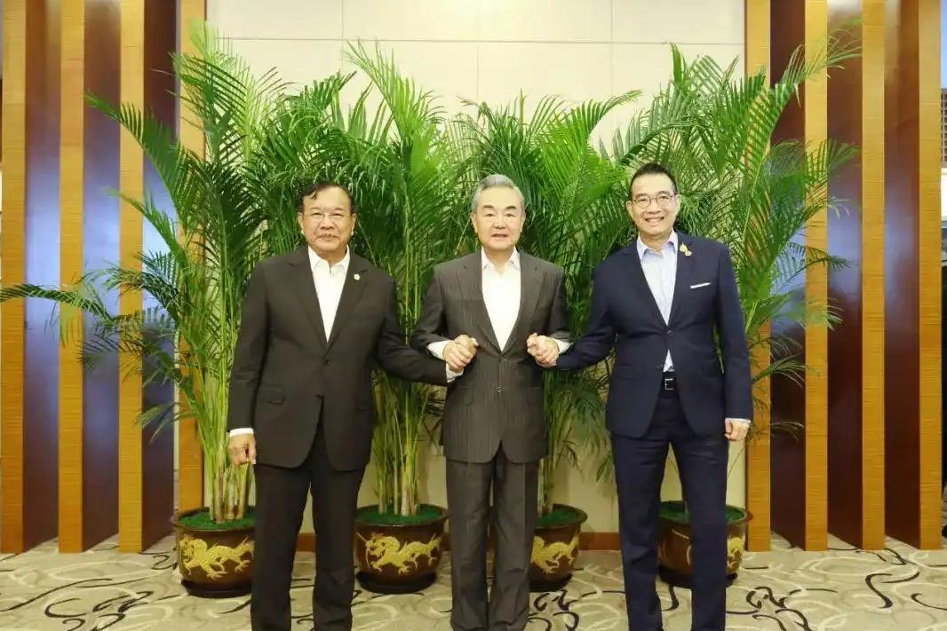 当全世界的目光都美国的那场谈判上时，中国这边却不动声色办了件大事，一波“声东击西