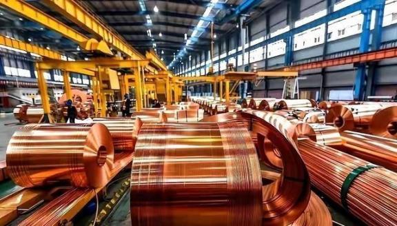 四万多吨铜，曾一夜之间，从亚洲的仓库里“蒸发”了。不是被偷了。是有人打了个招呼，