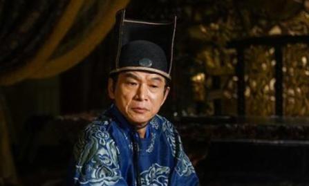 公元762年，唐肃宗搂着张皇后睡得正香，太监李辅国突然蹿了进来，抓住张皇后的头发