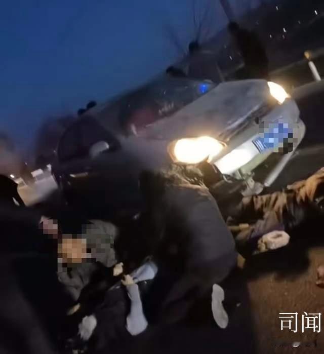 同族近20人跪地在公路上祭祖！多人被过往车辆撞飞！家属质疑：“车为何不减速？