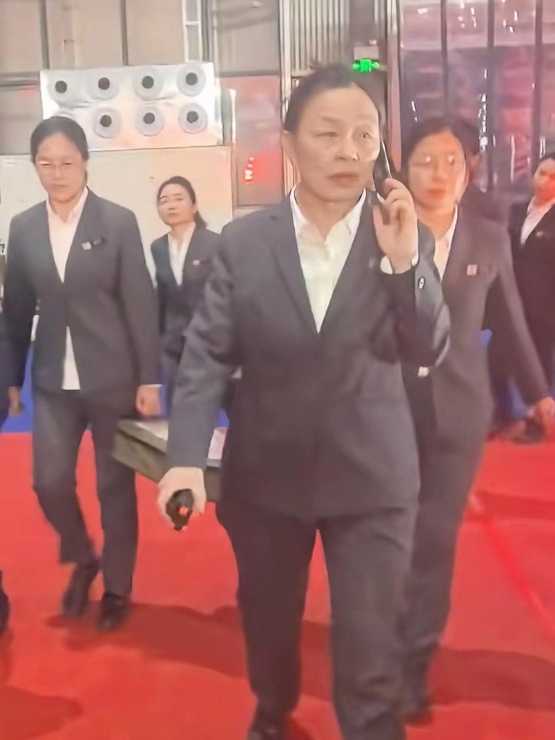 河南矿山发钱的财务总监郭玉梅，全网都在怜惜她，其实她根本无需同情。中秋发钱现场，