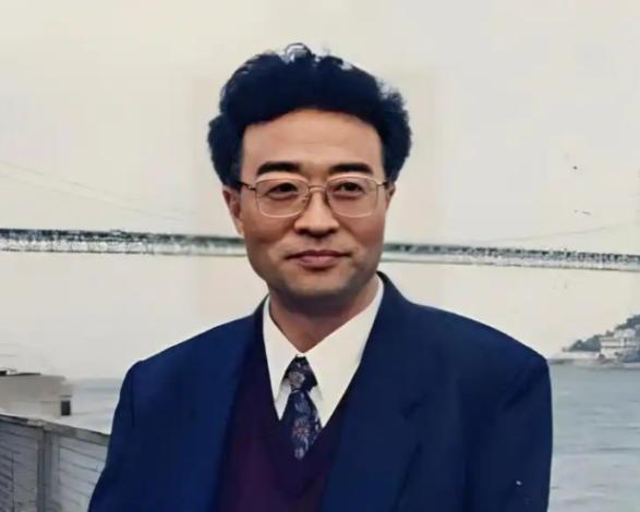 他名叫刘铁骑，是大贪官刘青山的儿子，父亲在1952年被枪毙的时候，刘铁骑才6岁，