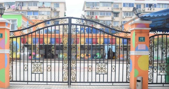 “冤不冤？”四川南充，女子下雨天开车去接孩子放学回家，虽然学校通知的家长需要通过