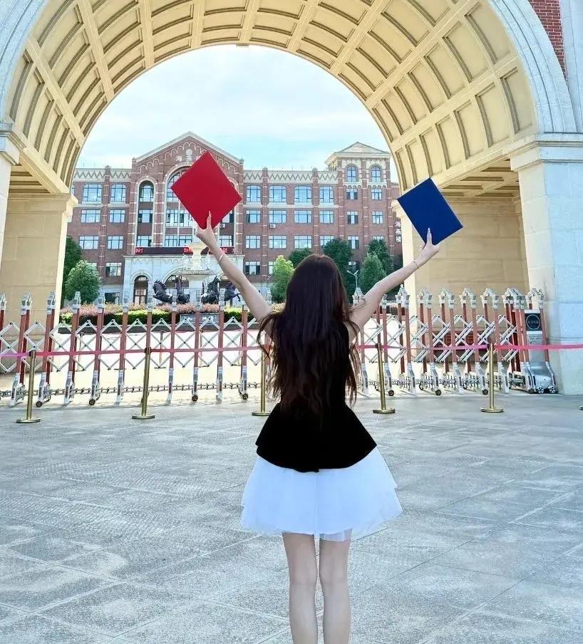 一个女孩子8岁的时候，爸爸因癌去世。两个月后，爷爷也因癌去世。自此以后，女孩子变