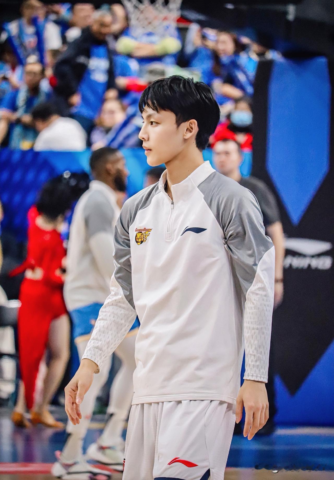 果然不查不知道关于徐杰的最新伤情网友又发现一个真相，那就是核磁检查结果显示