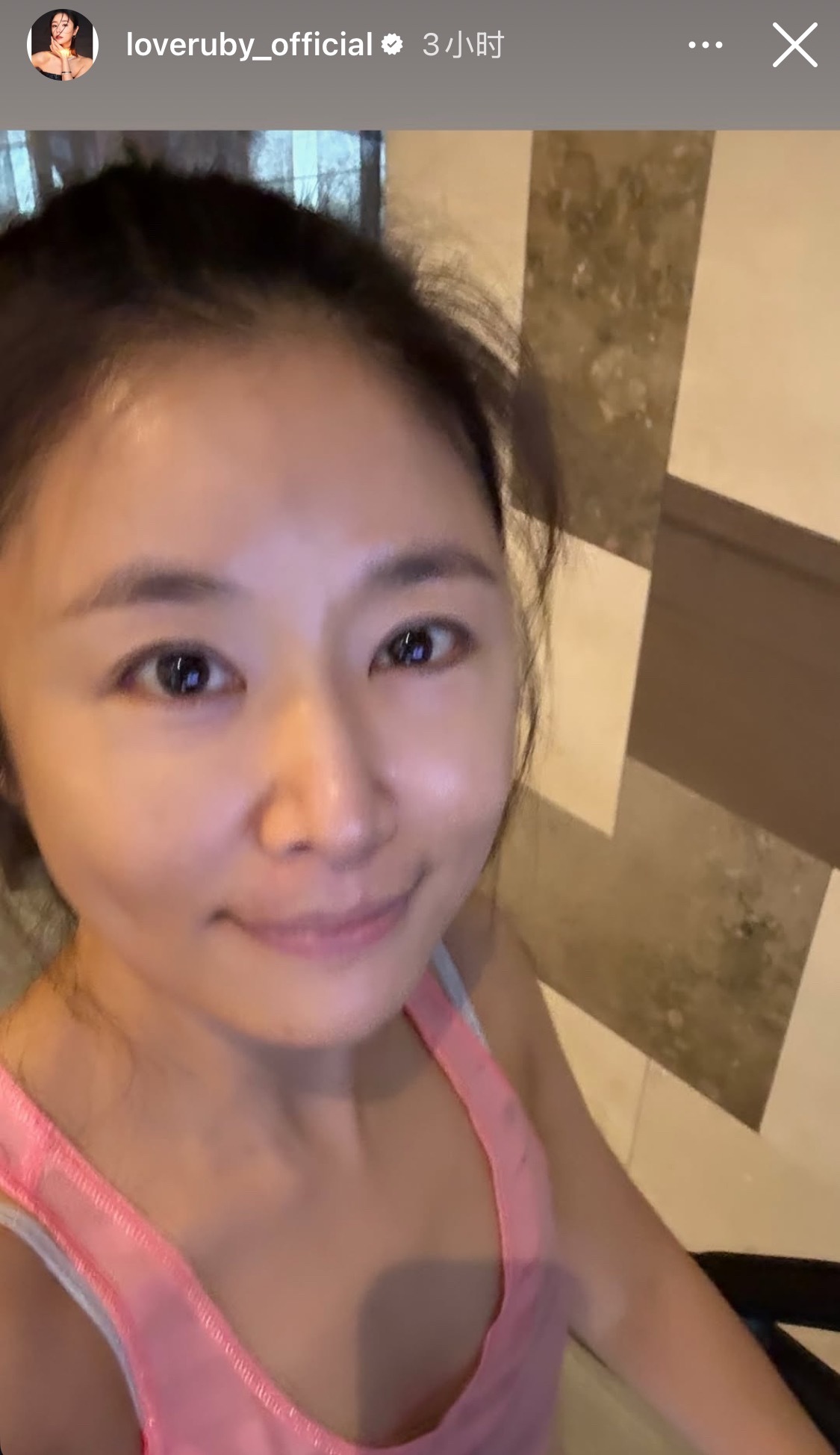 林心如更新ins，晒素颜自拍🤳女明星的自我修养，今天也有在认真运动。​​​