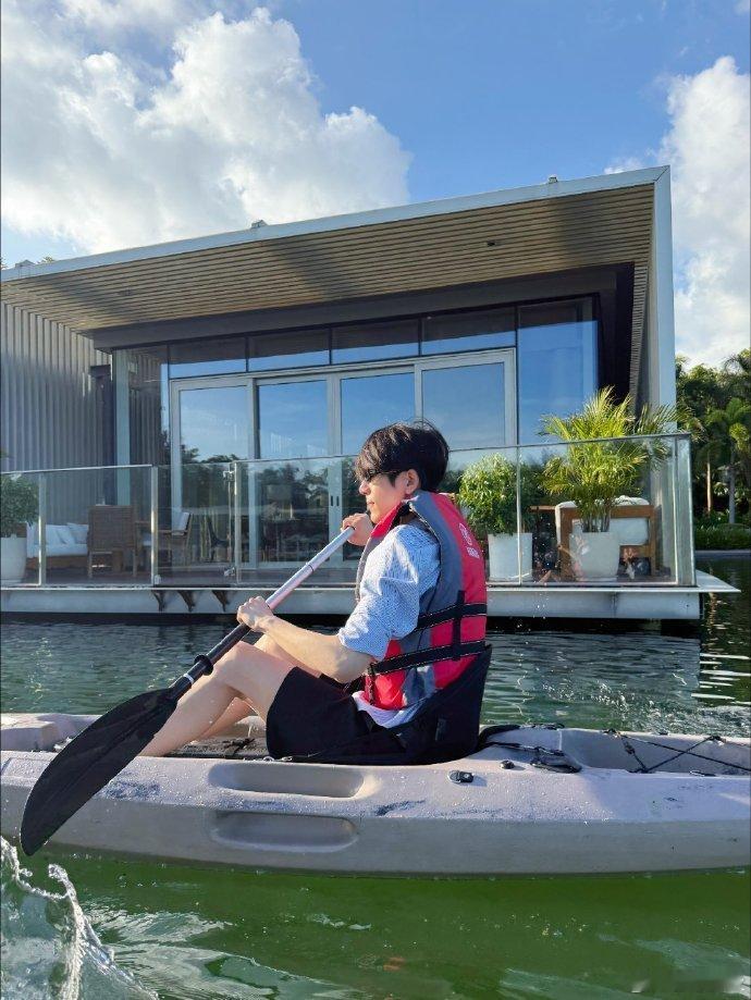 张凌赫划船日记张凌赫划船日记准时送达~很好奇他在哪里旅行呀？为什么现在这边的