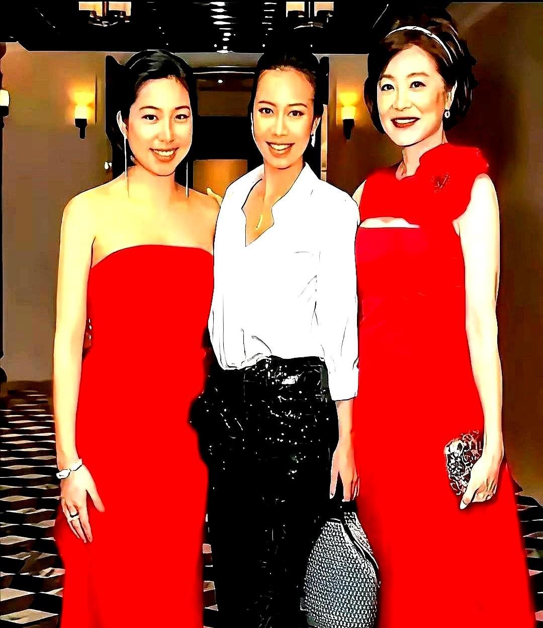 林青霞没给女儿们留豪宅，留了套“不靠妈”的操作系统。长女开童装店，广告图连滤镜