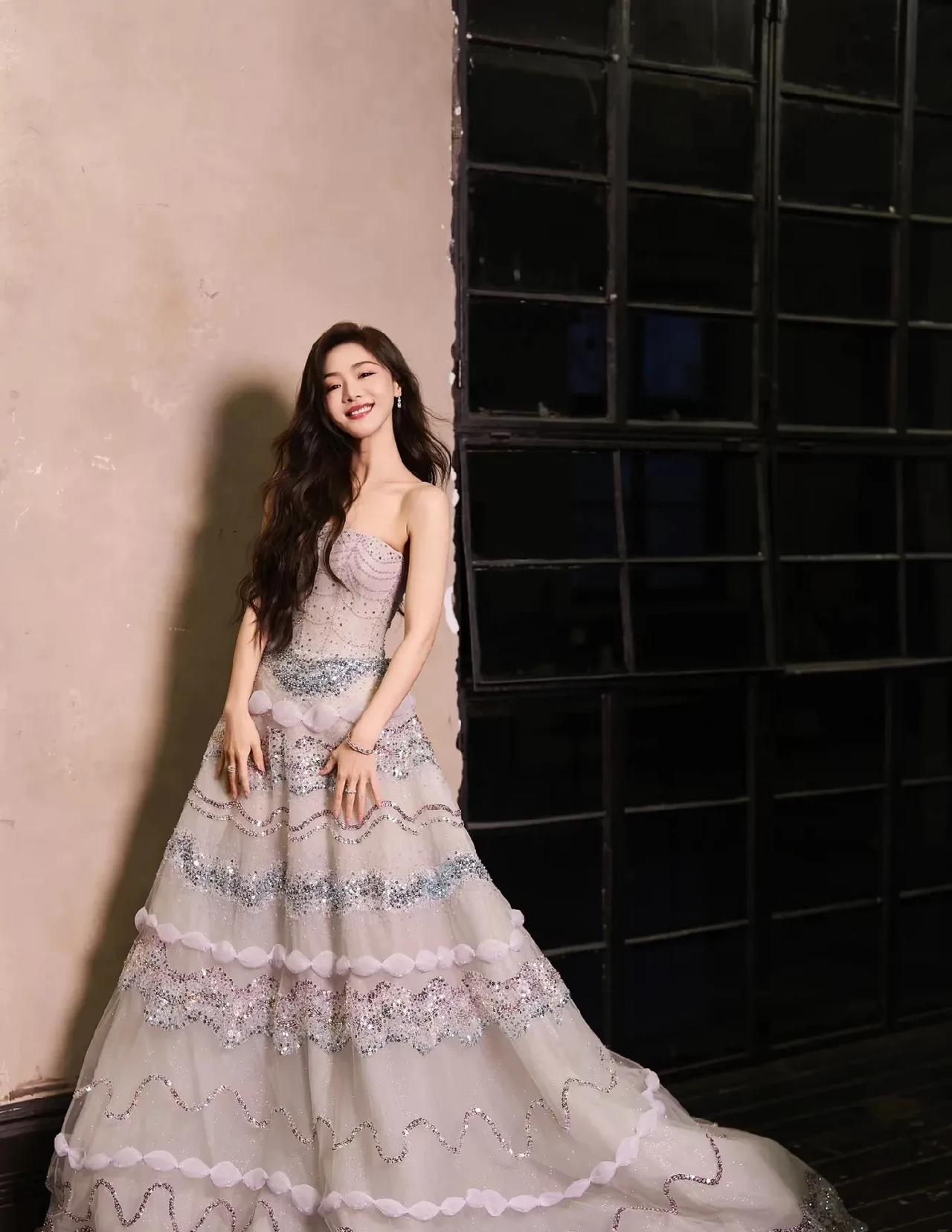 邓家佳是中国内地女演员，毕业于中国传媒大学表演系本科。她于2002年参演《侠客