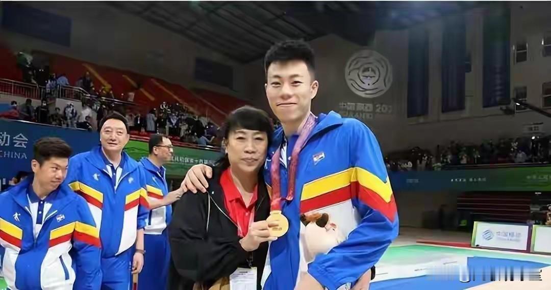 体坛周报记者邵化谦：张镇麟和周琦不代表辽宁男篮参加全运会是因为钱的问题，辽宁没有