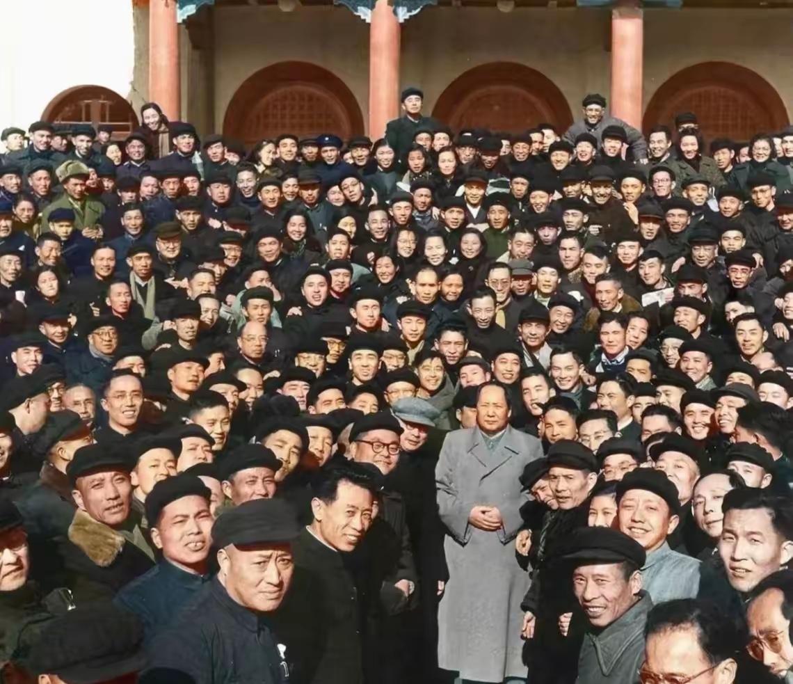 这张珍贵的照片格外动人，众人满怀崇敬与热忱，紧紧簇拥在毛主席身边，没有丝毫距离，