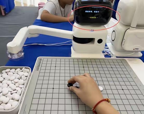 上了人民日报的这一幕，简直是人类用“魔法”打败AI的名场面！四川女子跟机器