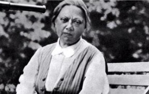1918年，列宁遭遇刺杀，女刺客卡普兰对着他连开了三枪。很快杀手便被抓捕，而她的