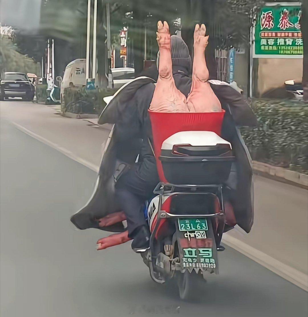 就算靠近看，也不知道前面那个人，车后座装的是什么。