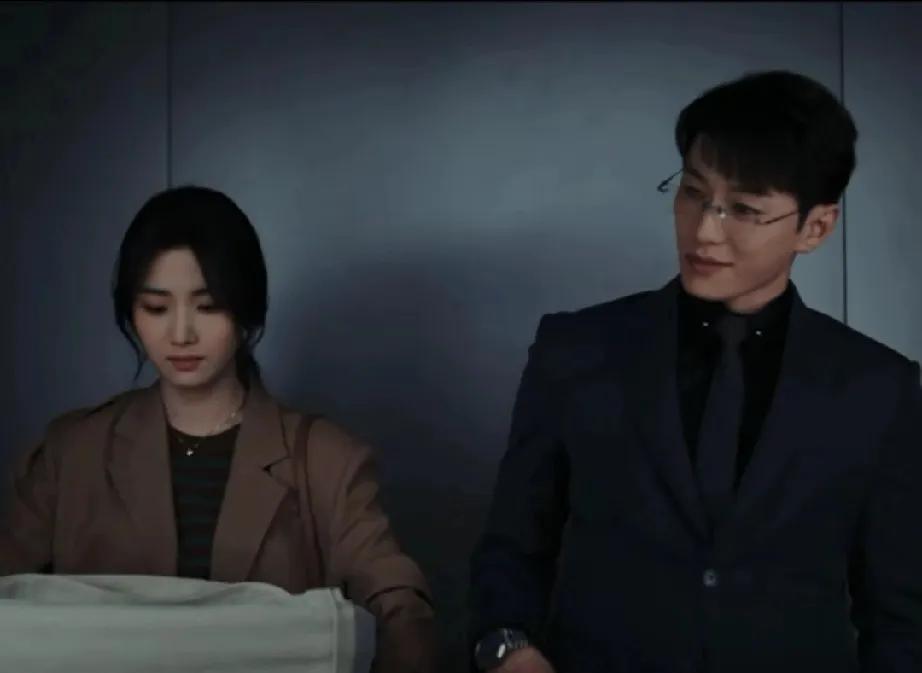 36岁代旭终于“掀桌”爆火啦！本命年转运，凭《轧戏》30秒电梯戏出圈，“性张力天