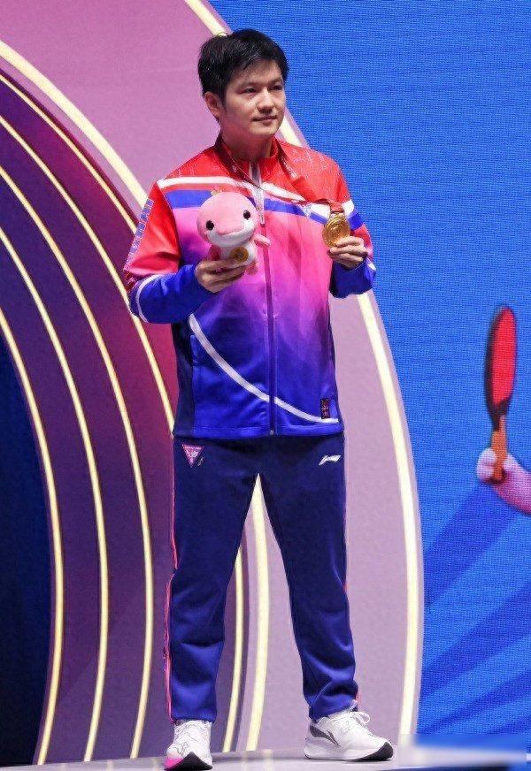 樊振东：感谢国家的培养，让我有现在坐在这里的机会11月16日，樊振东在全运会男