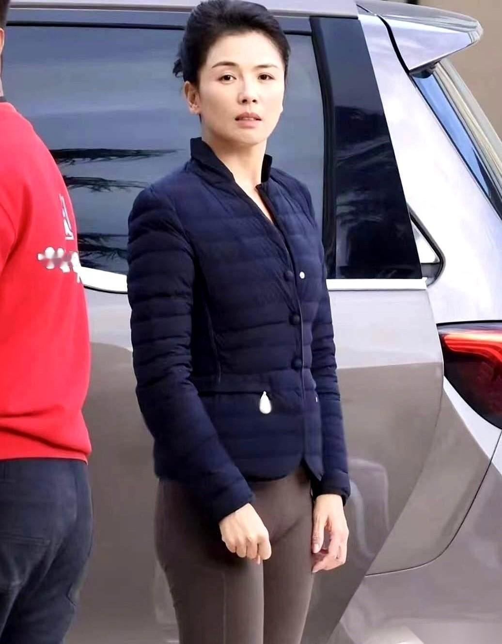 无意中刷到一张照片。一身打扮说不上来的别扭，整个人看着有点肿，眼神里也缺了光。