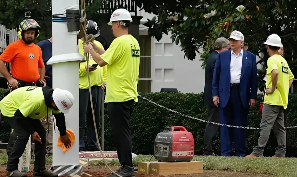 虽然是特朗普自己出钱建设，但白宫的每一粒土都是美国人民的，不是总统的私人土地。