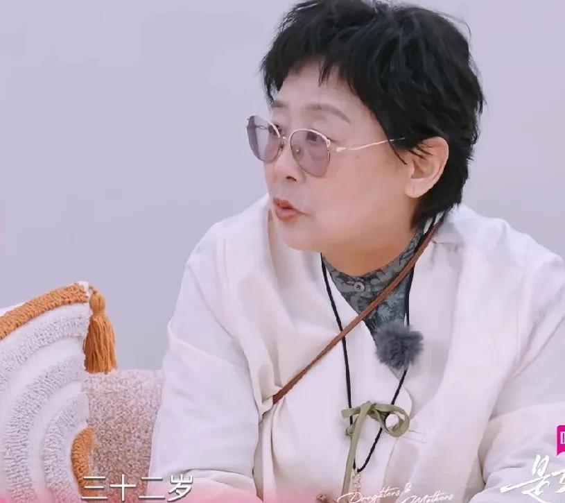 黄圣依：“我妈妈是32岁生的我，在那个年代算是晚的了，因为她那时候是女强人，要拼