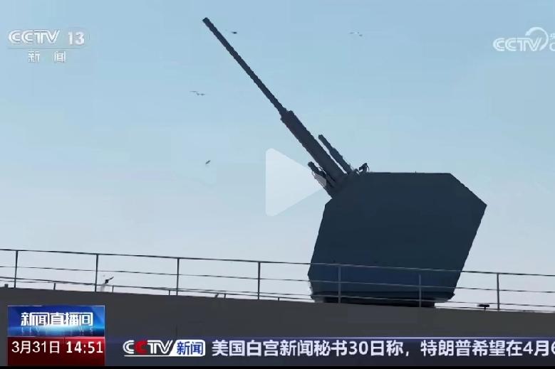 055大驱安庆舰主炮展示高仰角射击。内部输弹系统也同时曝光！