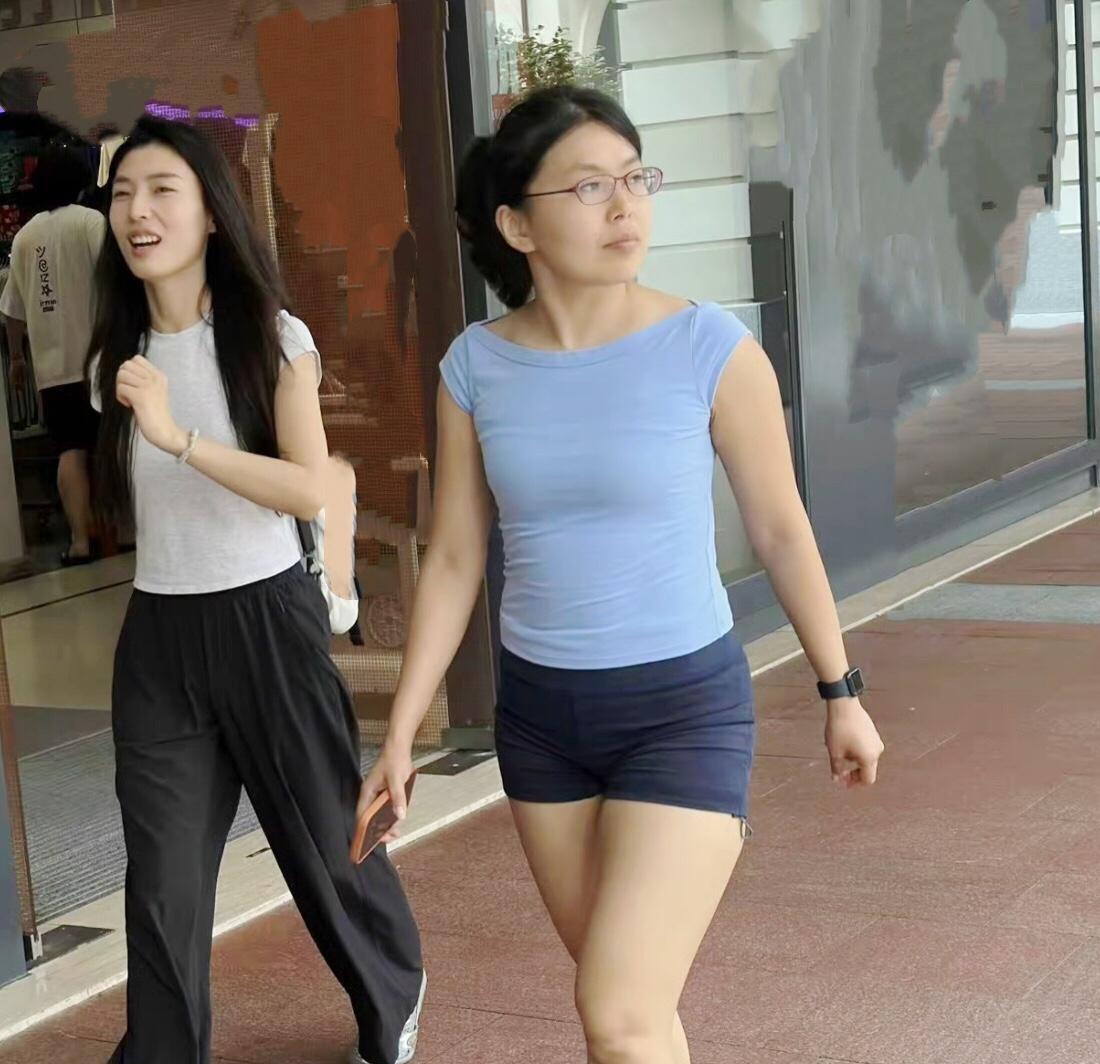 我发现我的欣赏水平和别人不一样，我朋友们都说这个蓝色衣服的女生长得好看，我却是感