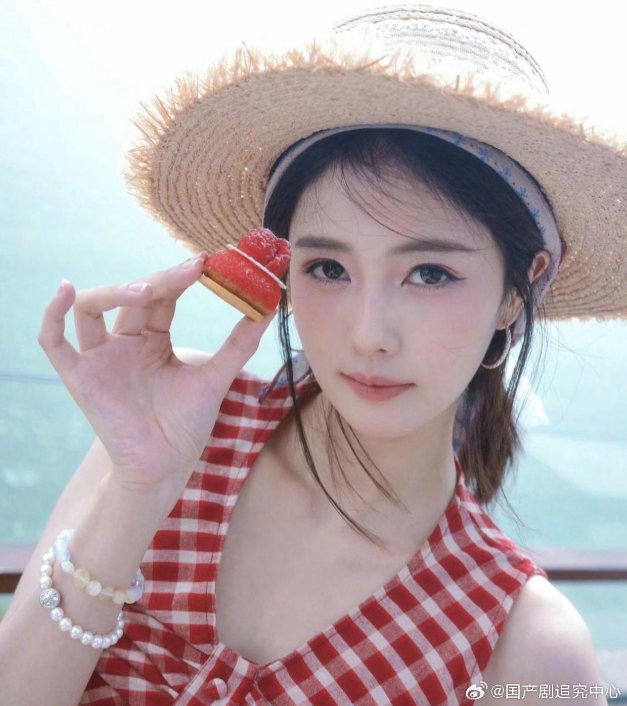 1.白鹿能够走红，其实并不依靠老板的资源扶持，就连《奔跑吧》的资源也不是公司帮