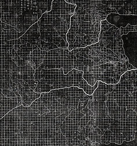 2008年，西安碑林博物馆中，一群前来参观的中学生围在一个地方，听着讲解员介绍着