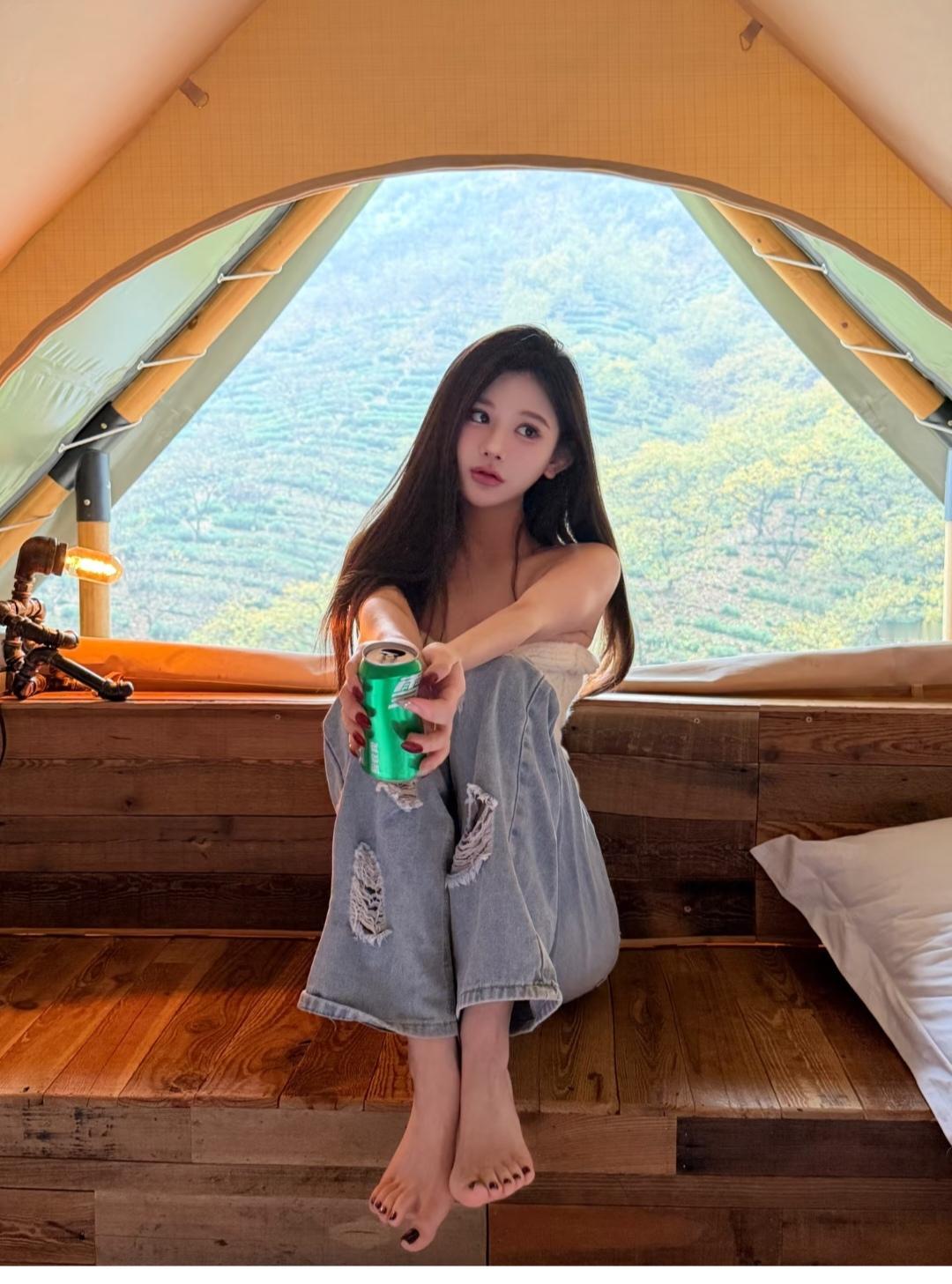 人美就算了，脚丫子还这么美，选景也到位。