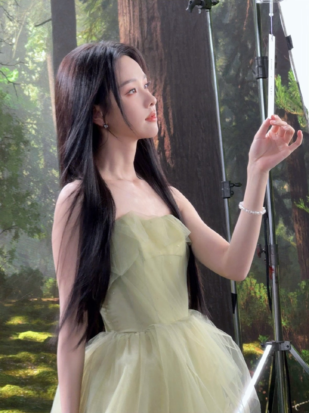 陈都灵绿色薄纱裙陈都灵绿色薄纱裙造型，简直美得不可方物！！​​​