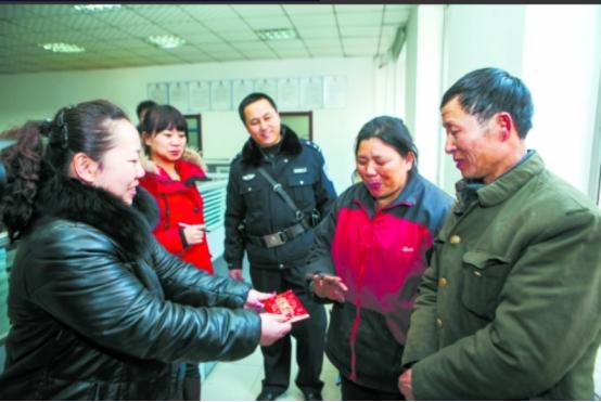 2014年，长春一对靠拾荒为生的夫妻，在废品堆附近捡东西时，意外发现了两个小木盒