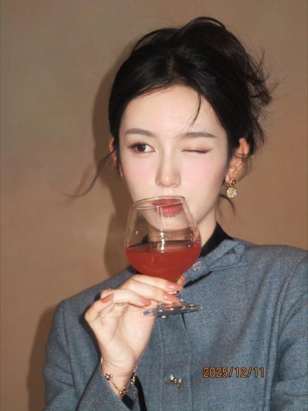 周也豪门大小姐活动现场周也这气质，清冷又贵气。小说里的豪门女主从此有脸了