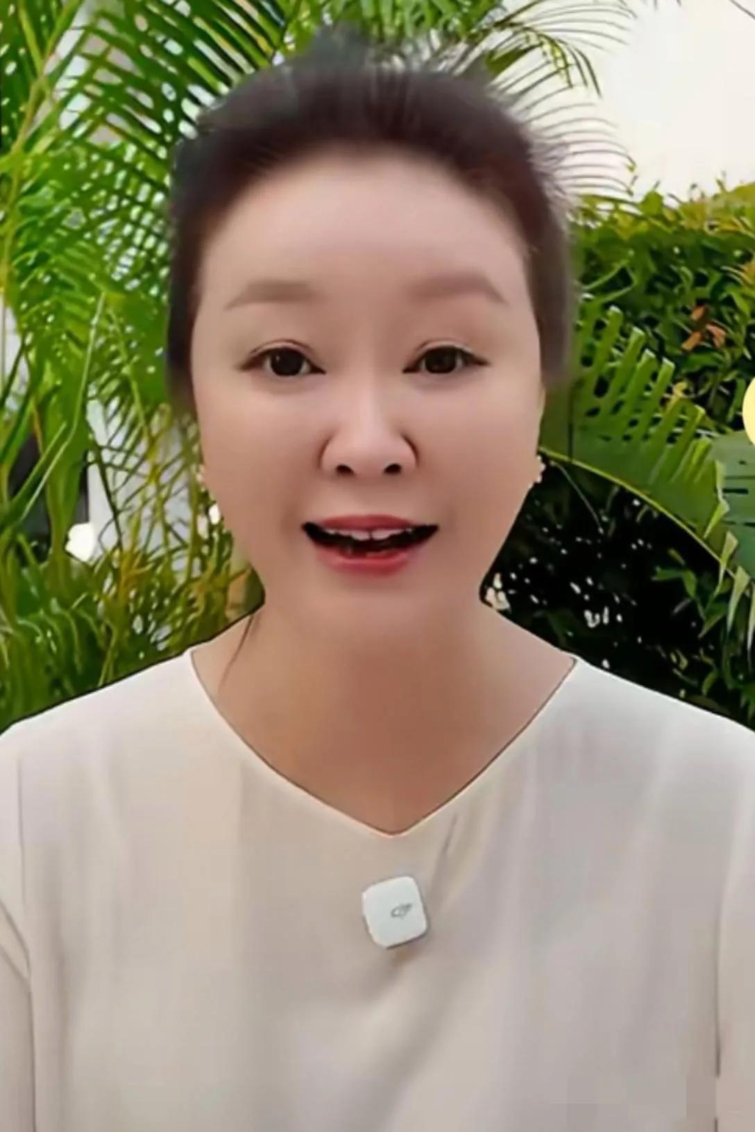 哇塞，央视主持人王小骞竟然也变样了：虽浓妆出镜，肌肤雪白，但看上去脸型偏长，面孔