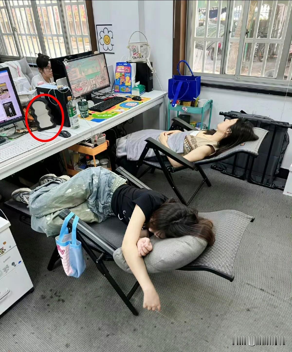 同样是午休，这就是为啥要好好读书，不是没道理的​……