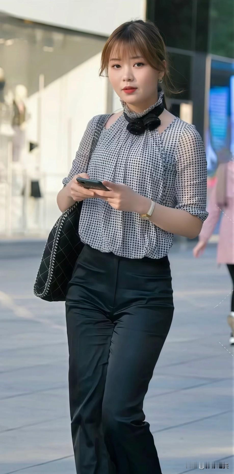 复古波点衬衫配缎面阔腿裤，再加上蝴蝶结领饰，通勤穿搭也能精致又有范儿～简约黑白调