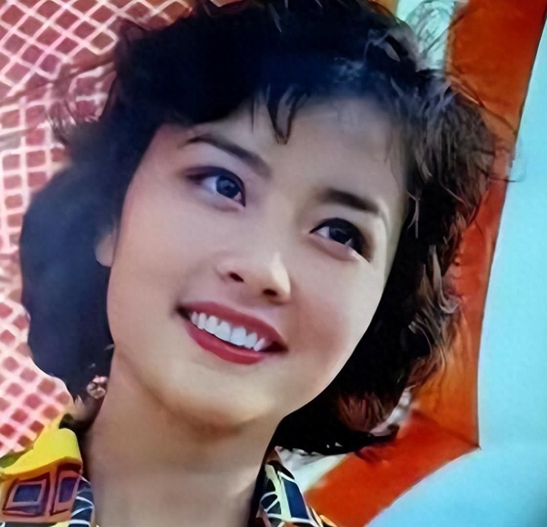 谁能想到，当年红到能上金鸡百花舞台的“影坛女神”，后来竟抱着孩子离开镜头，跑去深