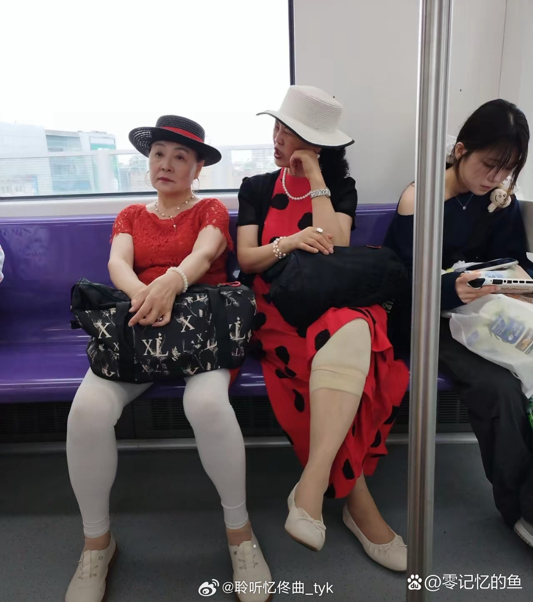 公交车上的大妈坐姿真豪放。