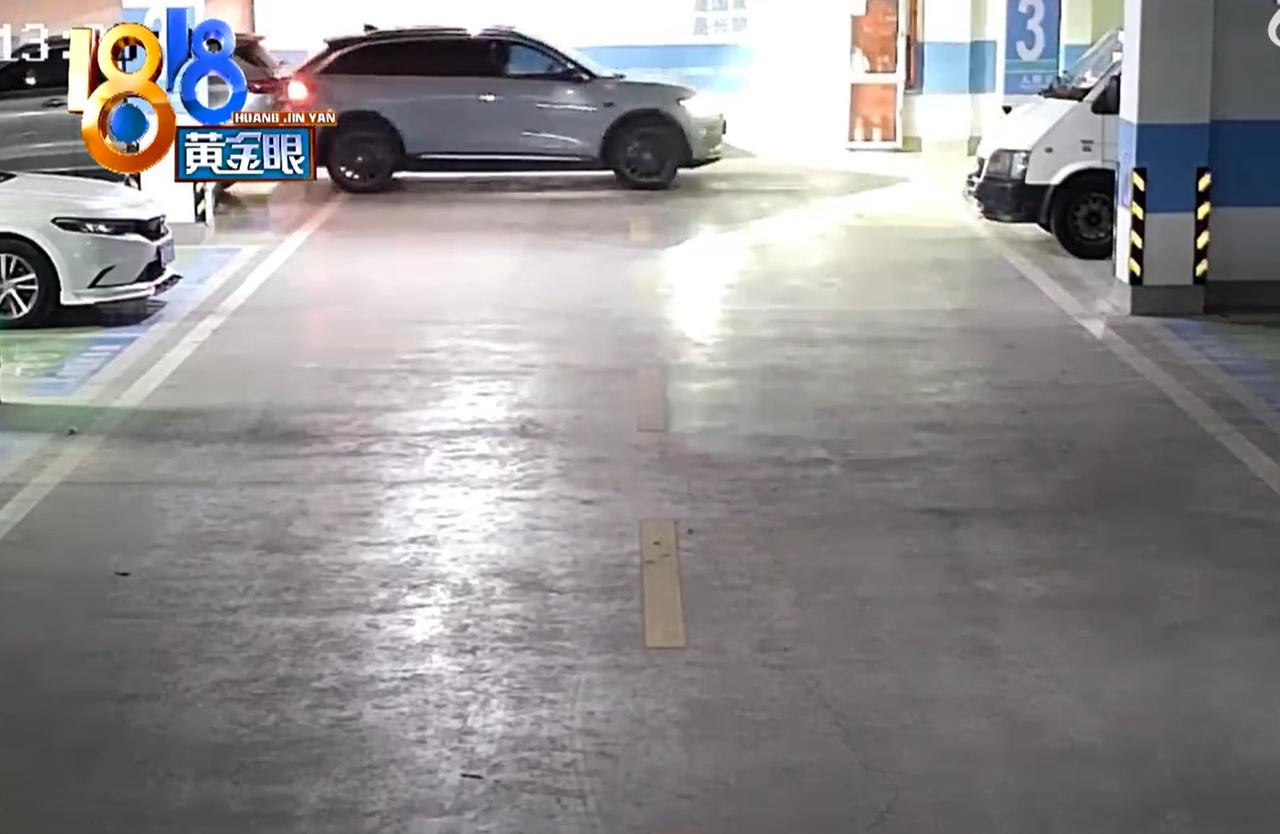 “这又何必呢！”浙江宁波，一男子在车库倒车时撞到后身后的车辆，但他并没有报警也没