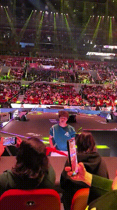 重庆冠军赛第一天，开幕式人没坐满。很多人为了看莎莎，特地买了第一天票，结果组委会