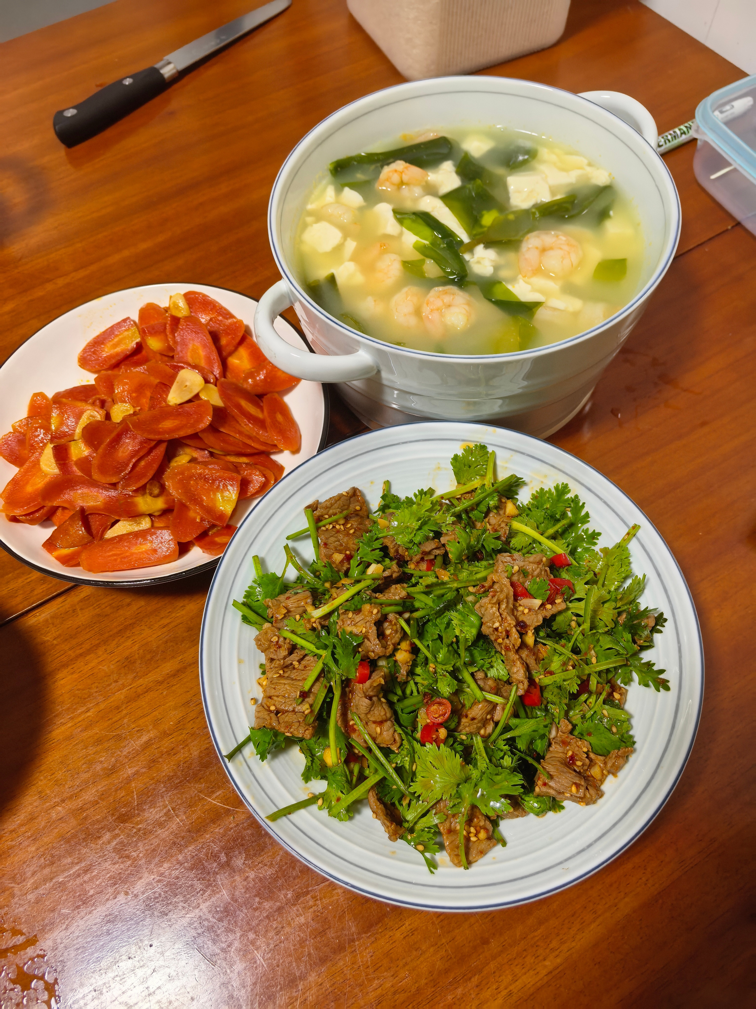 出租屋继续做饭喵昨晚买的打折鲜切牛肉真是美味。。