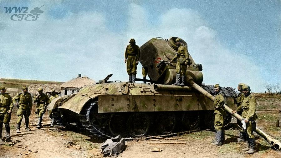 1943年，德军“堡垒行动”结束后，苏联士兵正在检查一辆被击毁的德军“黑