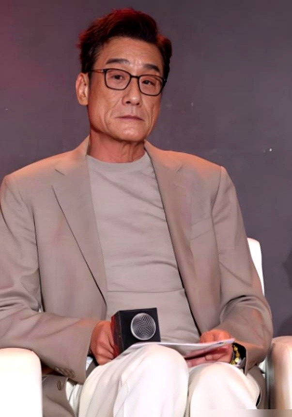 68岁的梁家辉怎么也没想到，自己的退休计划，竟被两个亲生女儿亲手掐断了。他本打算在家当全职煮夫，却天