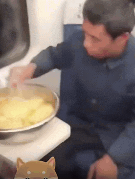 一顿吃十袋方便面，农民工大哥的饭量惊呆了众人。事情发生在一列绿皮火车上。一位