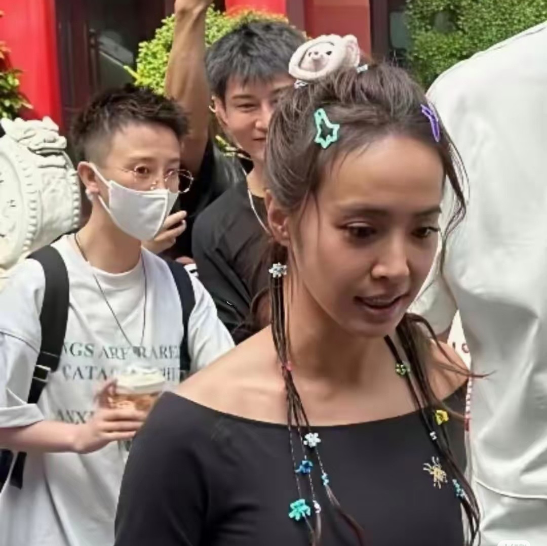 蔡依林这状态，近50岁依旧少女感满满。个子不算高挑，却完全没有干瘪感，体态饱满鲜活，浑身透着一股少女